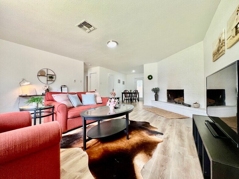 More Photos Of 902 E Highway St, Fredericksburg Specialty For Sale