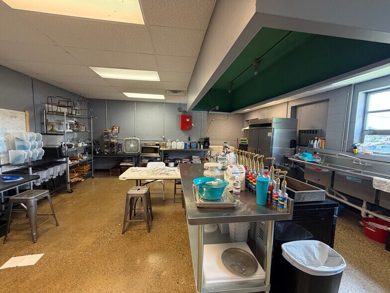 More Photos Of 516 Adams St, Mason Flex For Sale