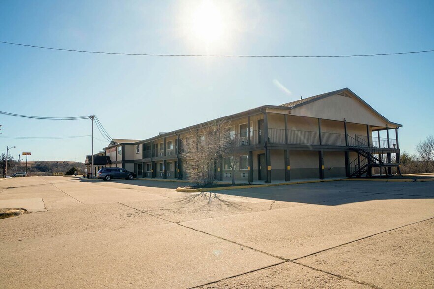 More Photos Of 201 Continental Dr, Junction City Hotel For Sale