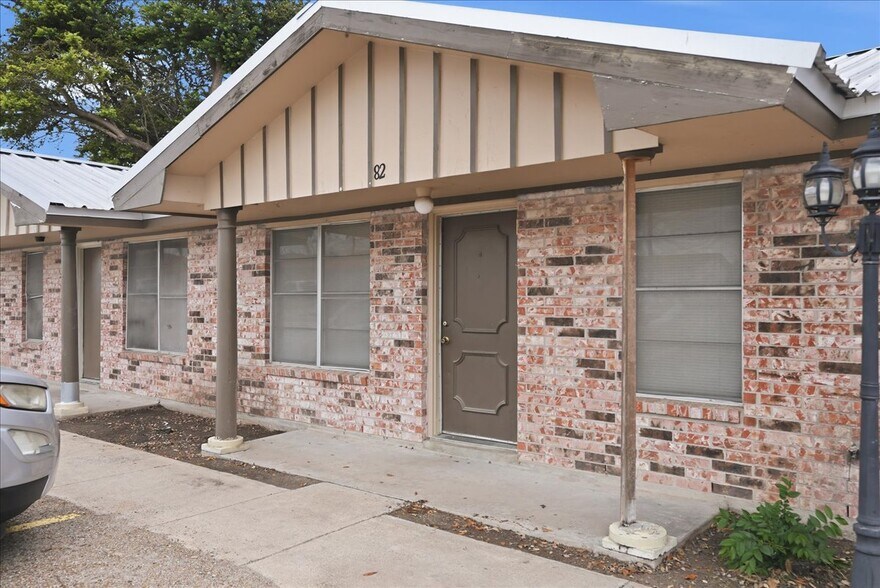 More Photos Of 1400 N Saint Marys St, Beeville Apartments For Sale