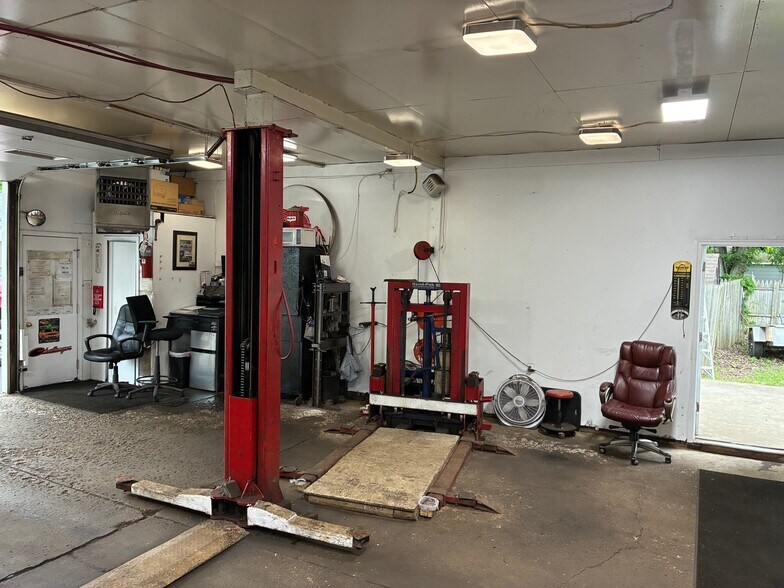 More Photos Of 88 Southern Dr, Rochester Industrial For Sale