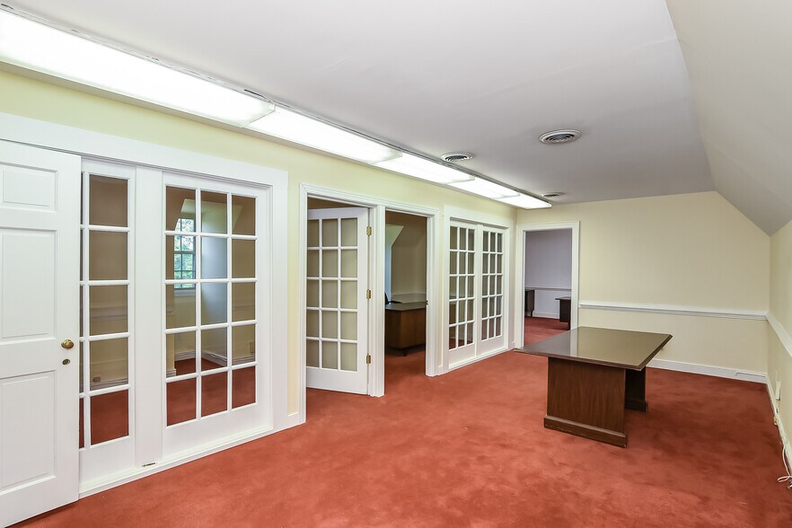 More Photos Of 1900 E Parham Rd, Henrico Office For Sale