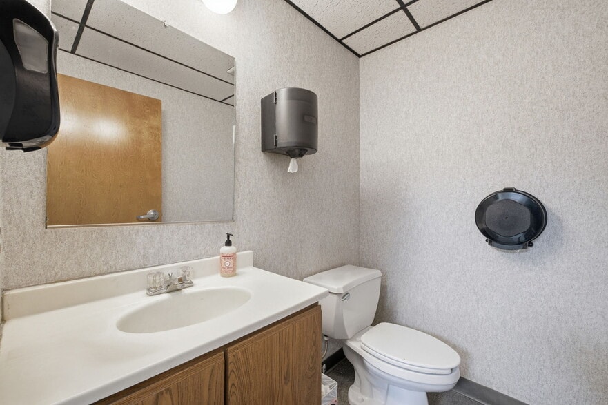 More Photos Of 160 Oak St, Glastonbury Office For Sale