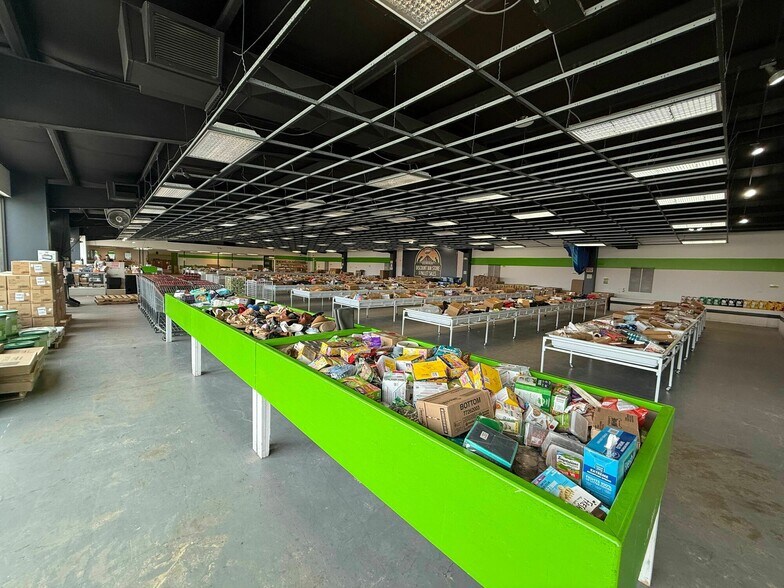 More Photos Of 135 S Town Blvd, Hollister Storefront For Sale