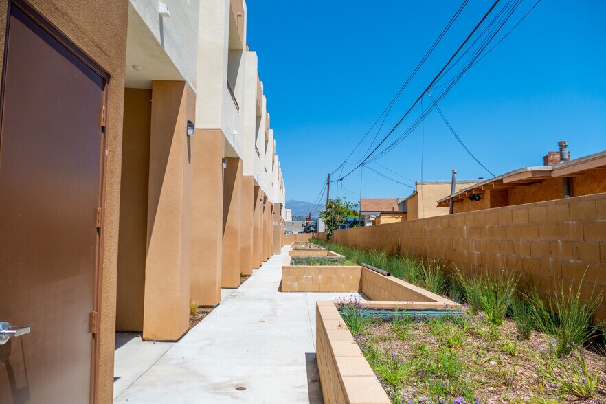 More Photos Of 2910 Allesandro St, Los Angeles Apartments For Lease