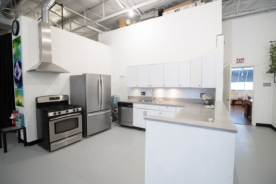 More Photos Of 1350 Chemical St, Dallas Light Manufacturing For Lease