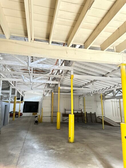 More Photos Of 323 S Fir St, Medford Warehouse For Sale
