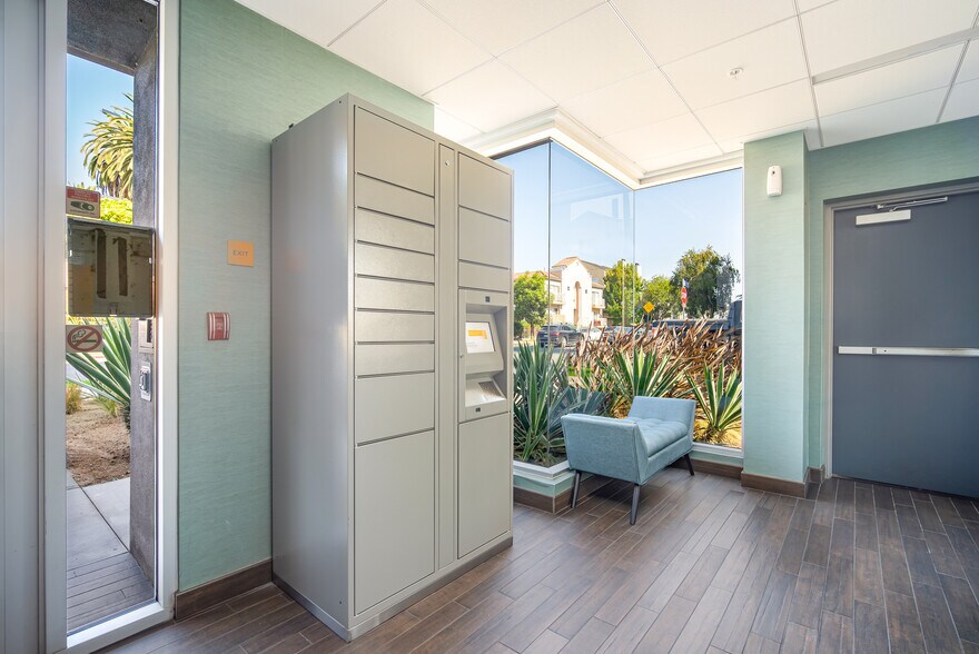 More Photos Of 11900 Courtleigh Dr, Los Angeles Apartments For Sale
