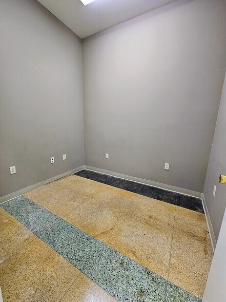 More Photos Of 7701 Saint Bernard Hwy, Arabi Office For Sale