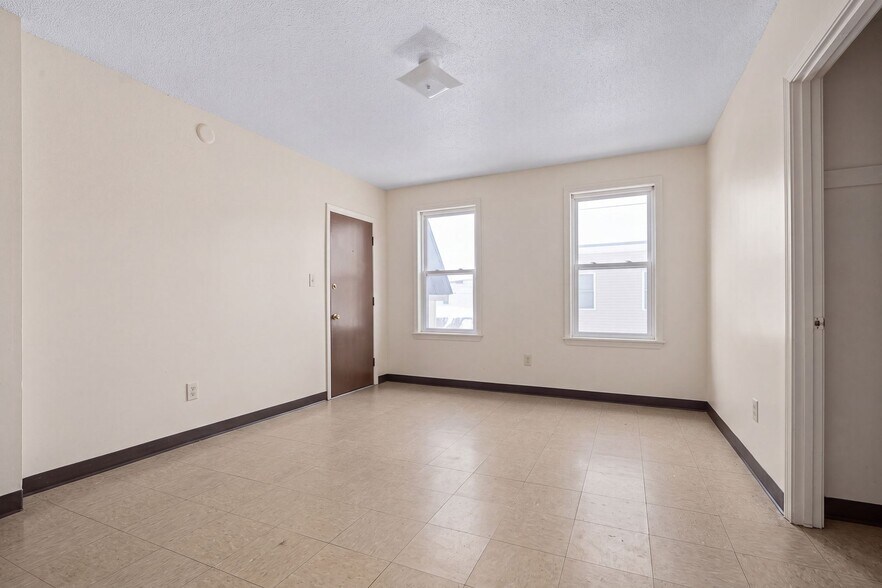 More Photos Of 471 Pond St, Woonsocket Apartments For Sale