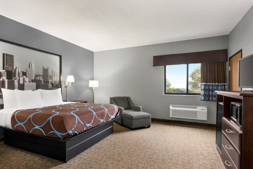 More Photos Of 2001 Leesburg Grove City Rd, Mercer Hotel For Sale