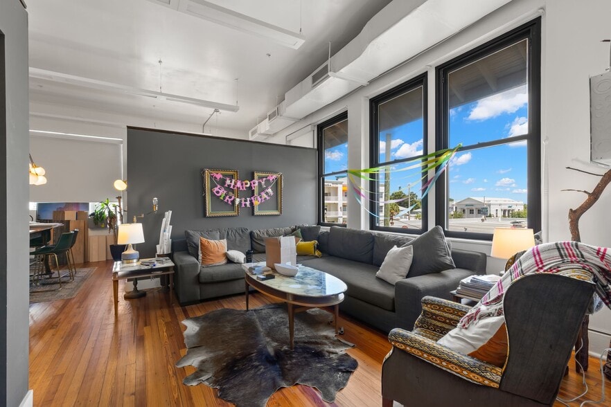 More Photos Of 327 11th Ave N, Saint Petersburg Storefront Retail Office For Sale