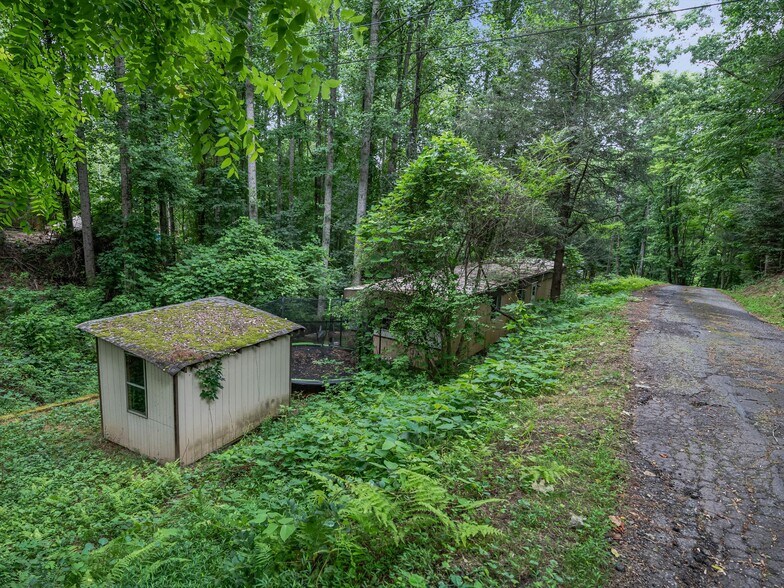 More Photos Of 40 Hemlock Hill Dr, Arden Manufactured Housing Mobile Home Park For Sale
