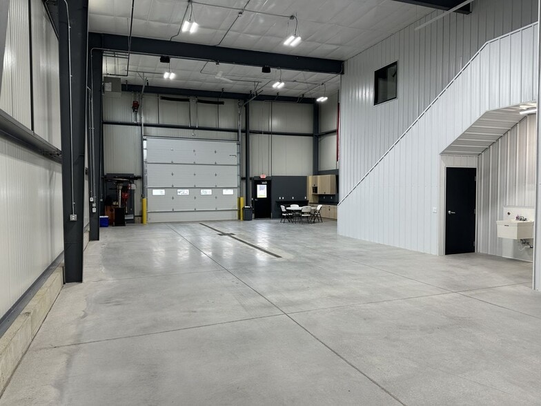 More Photos Of 956 Black river Dr, Zeeland Distribution For Lease