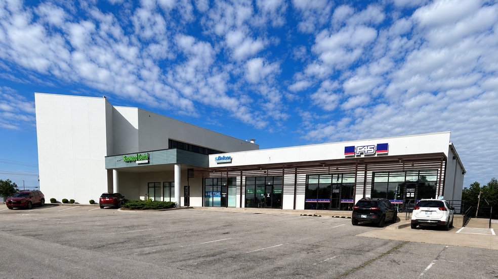 More Photos Of 1010 Garth Brooks Blvd, Yukon Storefront Retail Office For Sale