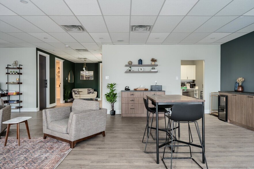 More Photos Of 410-420 N Service Rd E, Oakville Office For Sale
