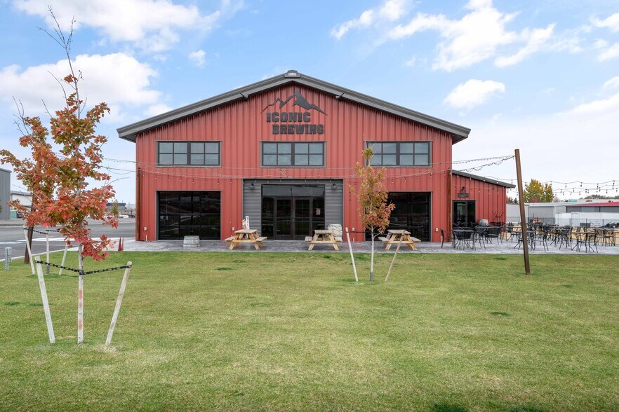 More Photos Of 2470 Henderson Loop, Richland Bar For Sale