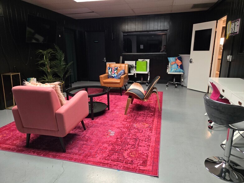 More Photos Of 2201 N Hollywood Way, Burbank Showroom For Lease