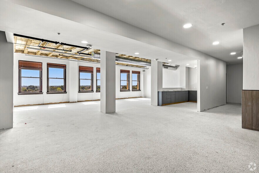 More Photos Of 351 W Jefferson Blvd, Dallas Office For Lease