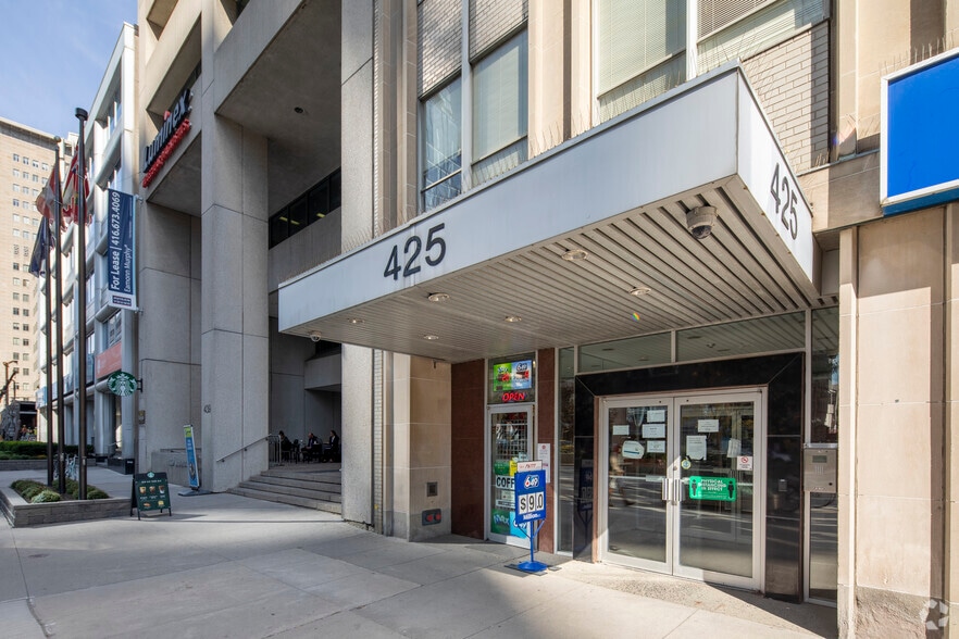 More Photos Of 425 University Ave, Toronto Office For Lease