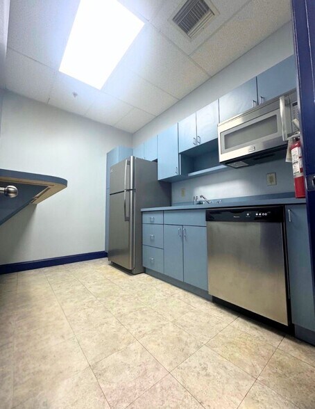 More Photos Of 8080-8100 NW 33rd St, Doral Warehouse For Lease