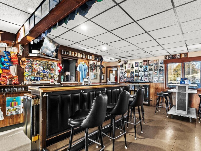 More Photos Of 4220 Memorial Dr, Two Rivers Bar For Sale