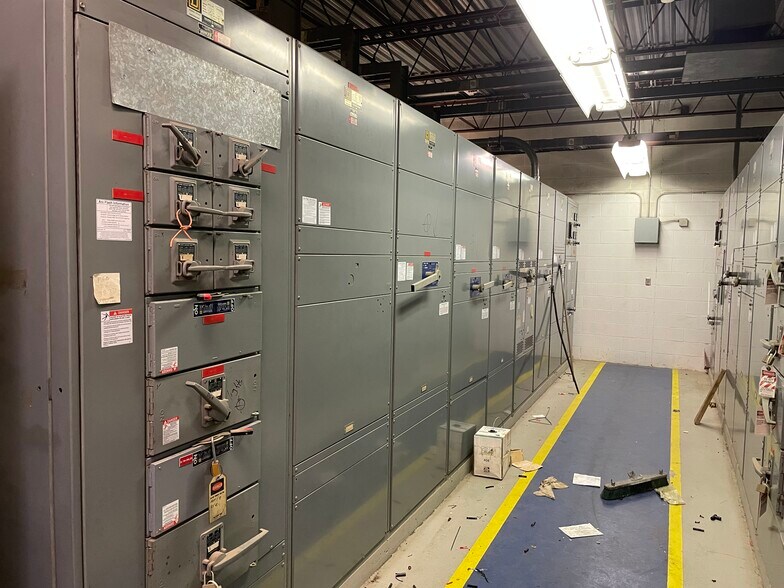 More Photos Of 711 W 9th St, Hobart Manufacturing For Lease