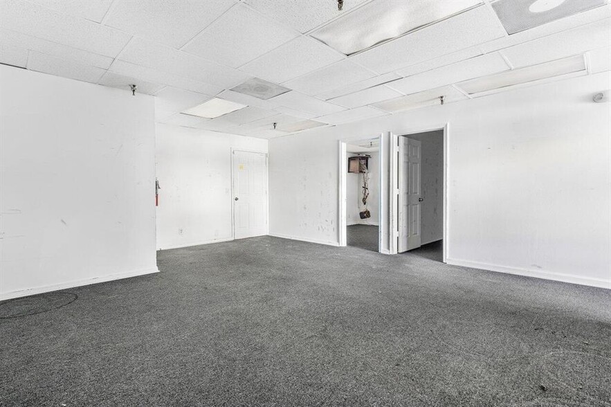 More Photos Of 1979 10th Ave N, Lake Worth Beach Distribution For Sale