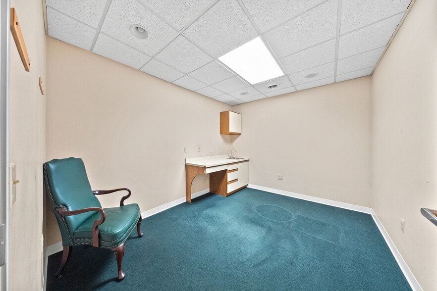 More Photos Of 1901 Winchester Ave, Ashland Office For Sale