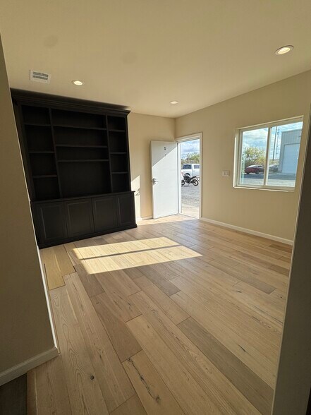 More Photos Of 314-316 Northridge Rd, Marble Falls Warehouse For Lease