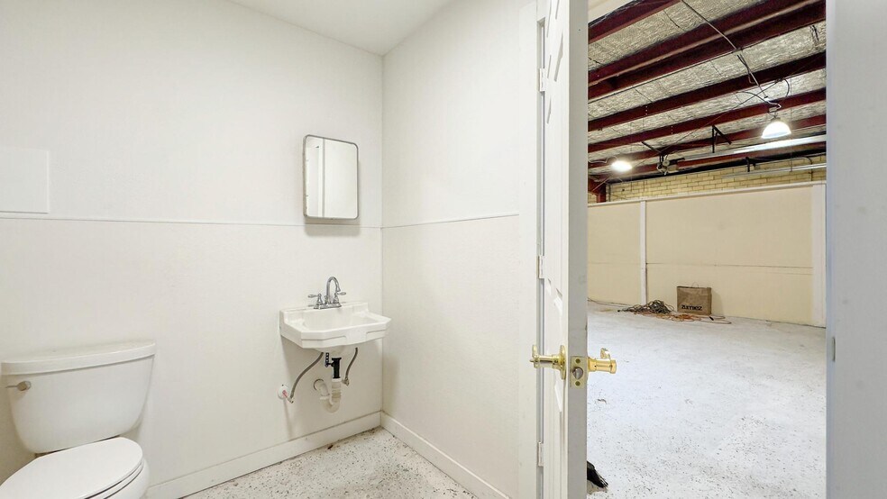 More Photos Of 115 Engel St, Houston Flex For Sale