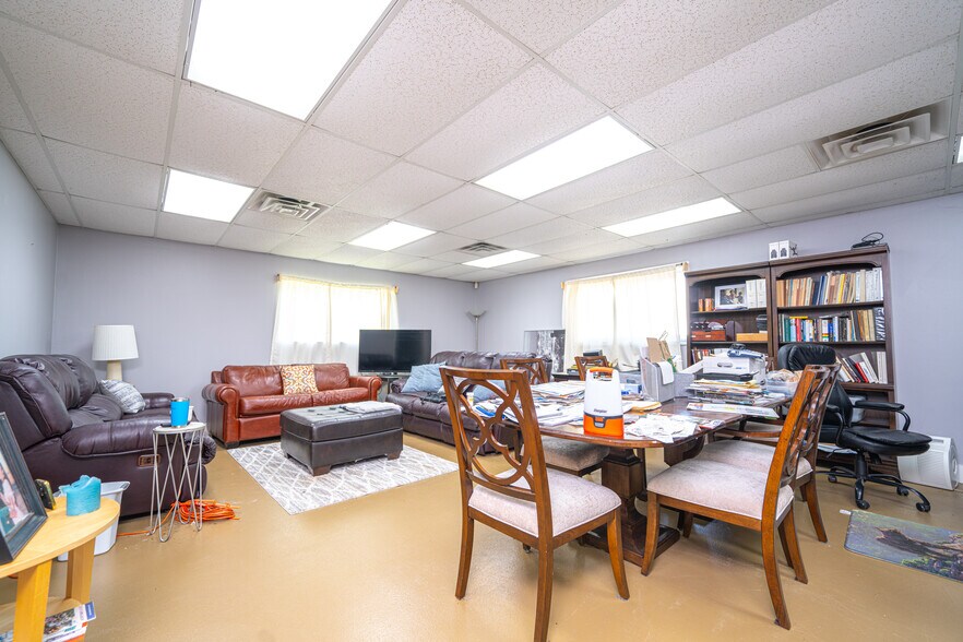 More Photos Of 220 Progress Blvd, Longview Warehouse For Sale