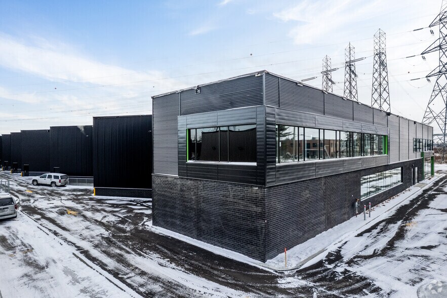 More Photos Of 17990 Rue Des Gouverneurs, Mirabel Distribution For Lease