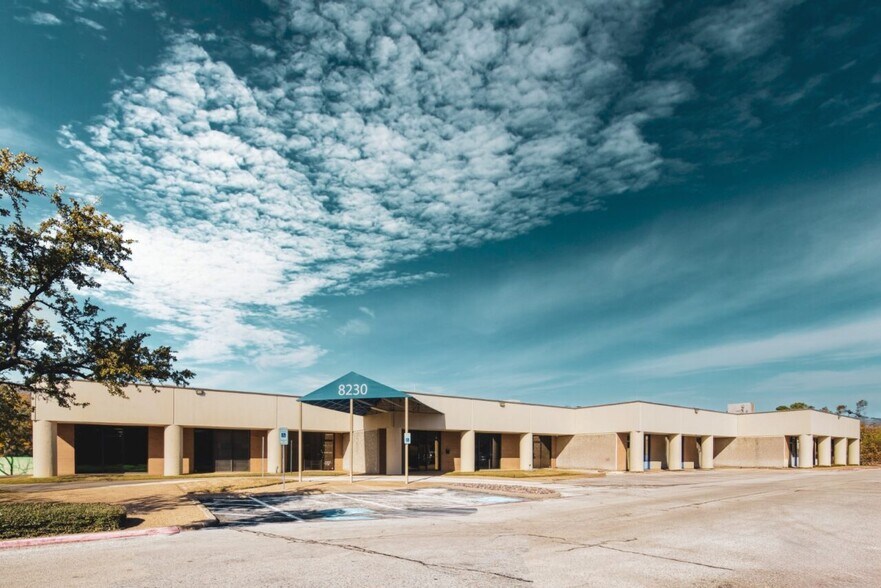 More Photos Of 8230 Elmbrook Dr, Dallas Flex For Lease