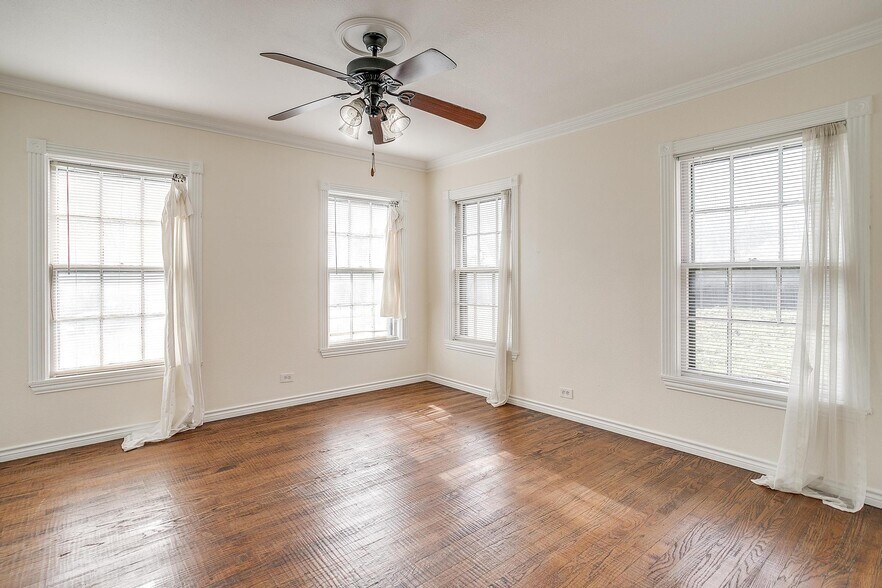 More Photos Of 113 N Tarrant St, Crowley Office For Sale