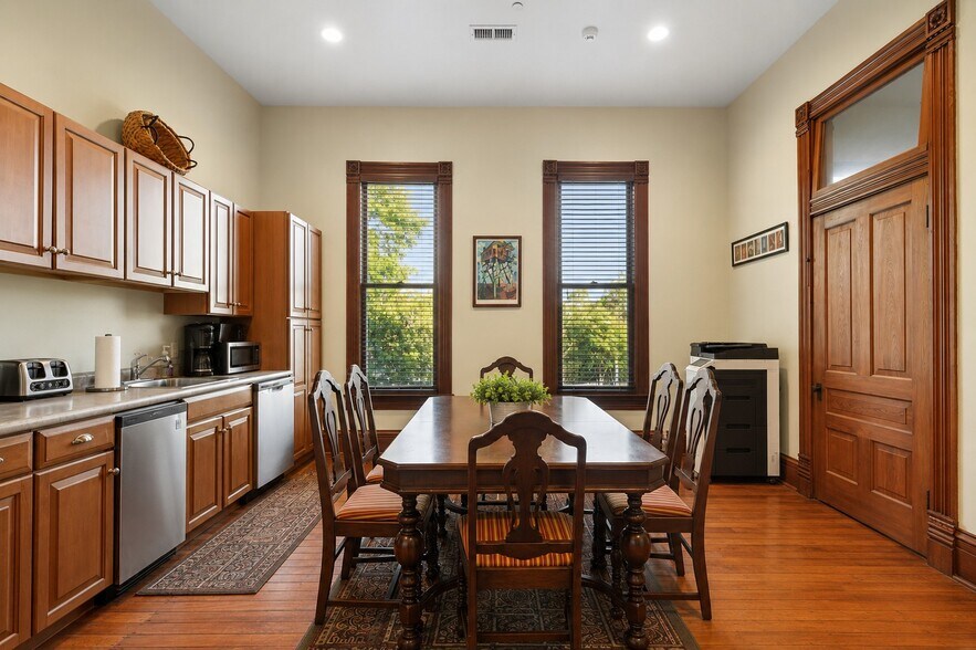 More Photos Of 2001 Lakeshore Dr, Mandeville Office For Sale
