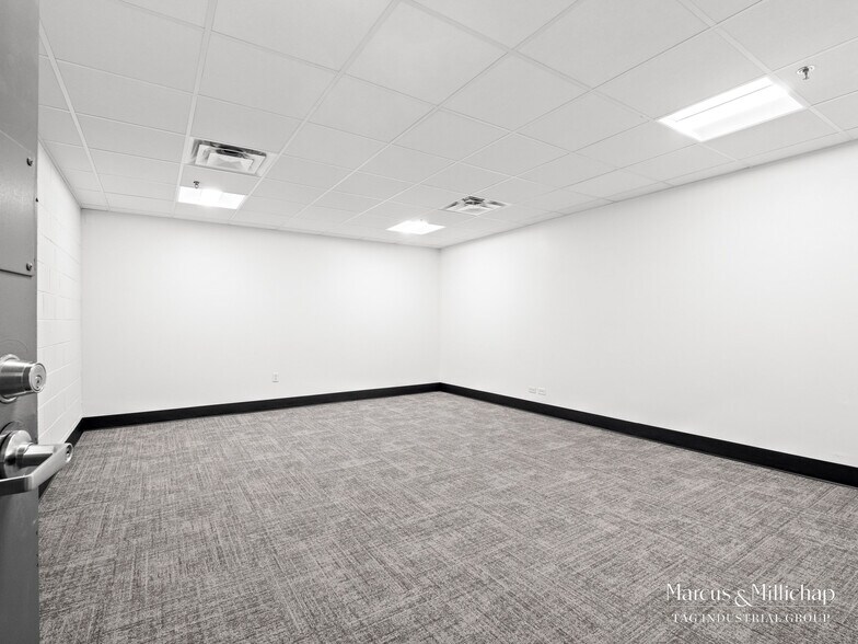 More Photos Of 4825 Oakland St, Denver Manufacturing For Lease