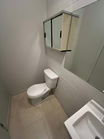 More Photos Of 548 Boul Laval, Laval General Retail For Lease