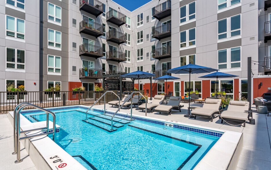 More Photos Of 1555 Ellinwood Ave, Des Plaines Apartments For Lease