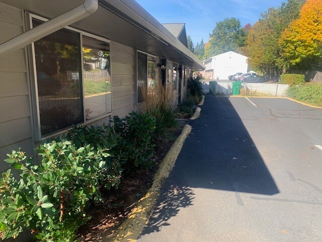 More Photos Of 6511-6549 SE King Rd, Milwaukie Office For Sale