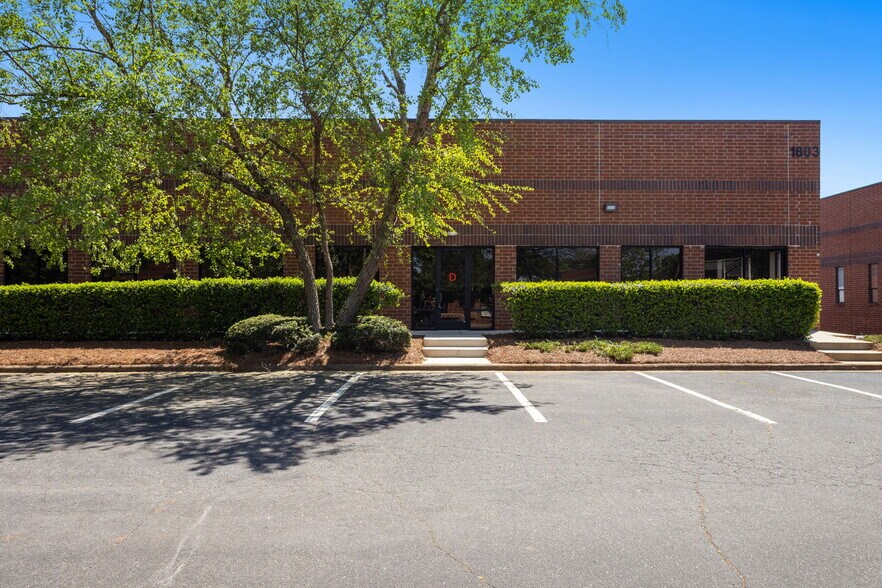 More Photos Of 1803 Associates Ln, Charlotte Showroom For Lease
