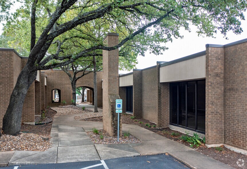 More Photos Of 8900 Shoal Creek Blvd, Austin Unknown For Lease