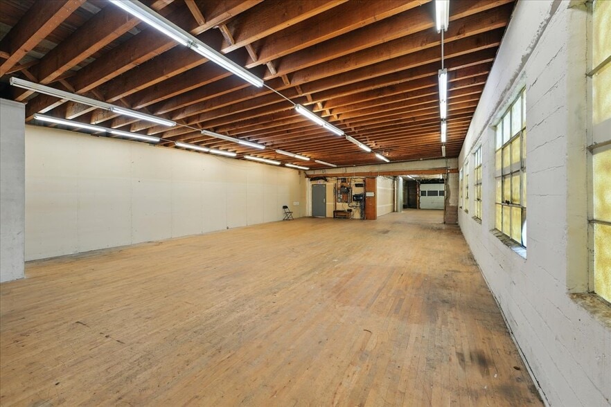 More Photos Of 2975 NE Sandy Blvd, Portland Storefront For Sale