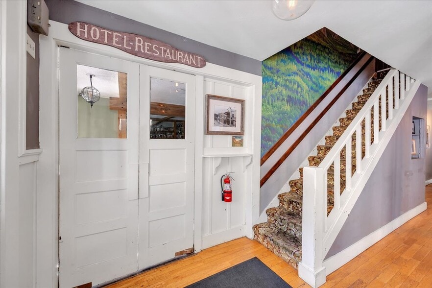 More Photos Of 18736 Main St, Groveland Hotel For Sale