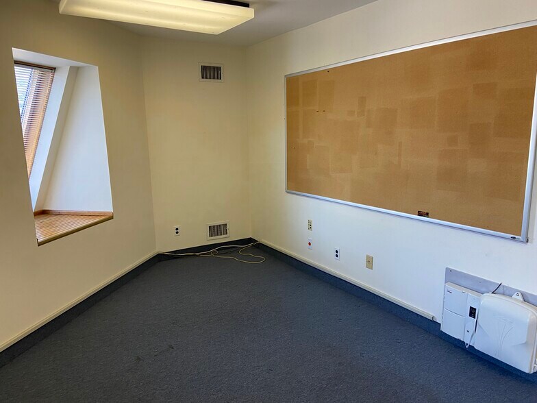 More Photos Of 253 S Washington Ave, Bergenfield Office For Lease