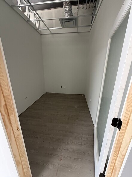 More Photos Of 2420 S 8th St, Rogers Flex For Lease