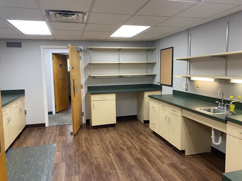 More Photos Of 810 Bonneview Rd, York Medical For Lease