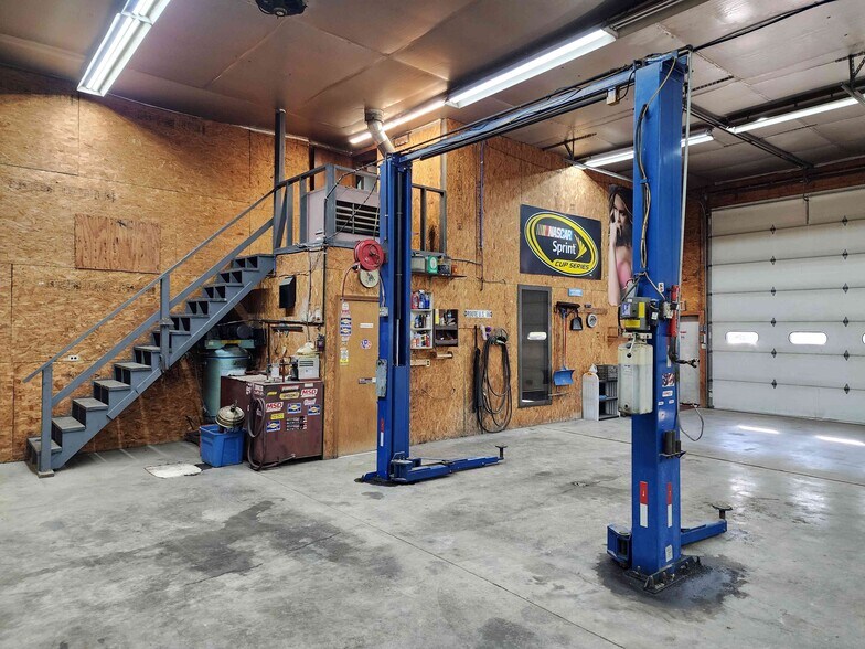 More Photos Of 2384 W 23rd St, Bellaire Warehouse For Sale