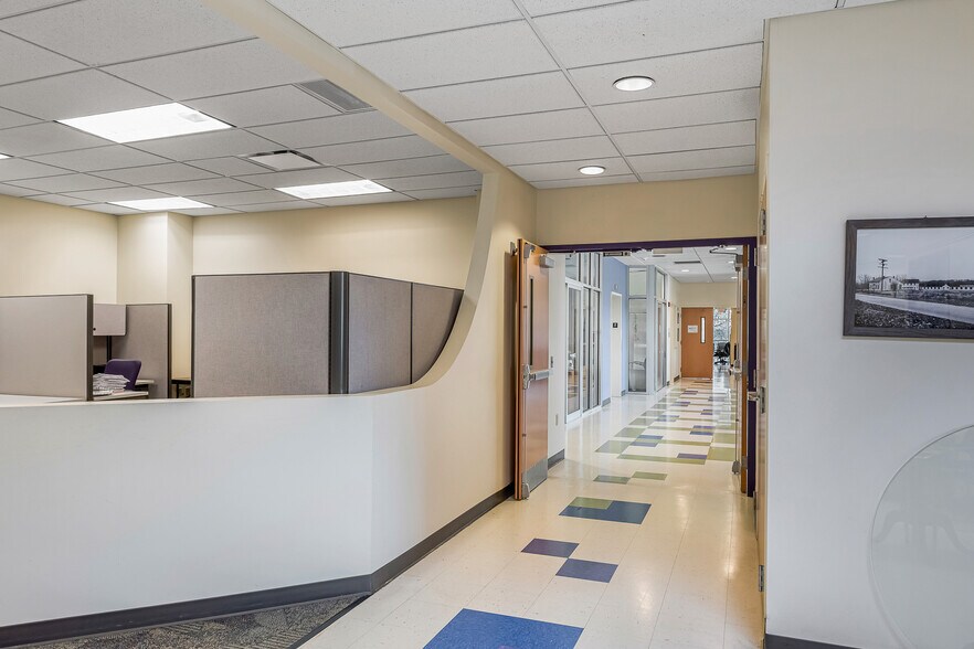 More Photos Of 2115 Lexington Rd, Louisville Office For Sale