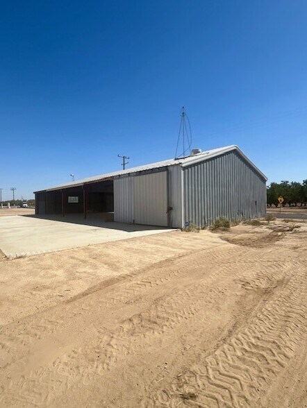 Primary Photo Of 1270 E Riverside St, Shafter Service For Sale